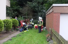 Feuerwehr Gelsenkirchen: FW-GE: Schwerer Arbeitsunfall in Gelsenkirchen Buer - Hubarbeitsbühne umgestürzt - 1 Person schwer verletzt