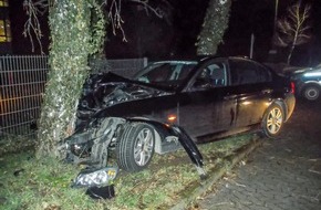 Polizeipräsidium Mittelhessen - Pressestelle Wetterau: POL-WE: Friedberg: +++ Gegen Baum gedriftet - wichtige Zeugen gesucht! +++