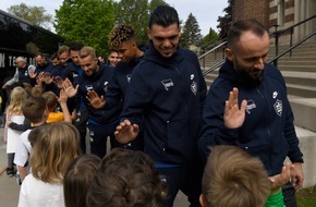 HERTHA BSC GmbH & Co. KGaA  : Schulbesuch: Herthaner treffen Schüler und Schülerinnen der Twin Cities German Immersion School'