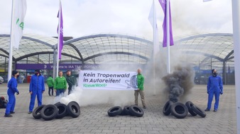 Robin Wood e.V.: Kein Tropenwald in Autoreifen! Protest bei Automesse in Hannover