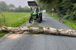 Feuerwehr Schermbeck: FW-Schermbeck: Baum blockierte Fahrbahn