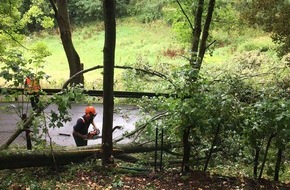 Feuerwehr Plettenberg: FW-PL: Stadtgebiet. Gewitterfront beschert Feuerwehr umgestürzte Bäume. Einsatzkräfte waren vorbereitet.