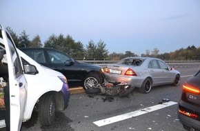 Kreispolizeibehörde Herford: POL-HF: Verkehrsunfall mit acht Beteiligten -
Motorradfahrer leicht verletzt