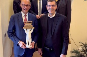 Verband der Holzwerkstoff- und Innent&uuml;renindustrie e.V. (VHI): Machen statt reden &ndash; und zwar schnell!   Sauerl&auml;nder Holzwerkstoff- und Holzpackmittelindustrie im Gespr&auml;ch mit Friedrich Merz