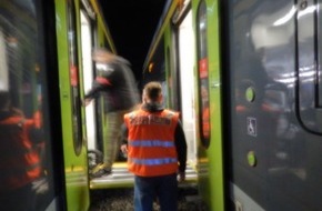 Bundespolizeiinspektion Flensburg: BPOL-FL: Padenstedt - Zug überfährt Holzbalken - Bundespolizei sucht Zeugen
