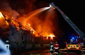 Kreisfeuerwehrverband Lüchow-Dannenberg e.V.: FW Lüchow-Dannenberg: Flammeninferno in Grippel (SG Elbtalaue/Lk. Lüchow-Dannenberg) +++ Großbrand vernichtet Stall und Wohngebäude +++ über 160 Feuerwehrleute im Einsatz