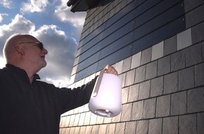 Rathscheck Schiefer: Wo die Wand das Licht macht - Naturfassade aus Schiefer schützt, dämmt und liefert Energie