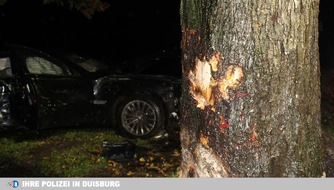 Polizei Duisburg: POL-DU: Marxloh: BMW-Fahrerin prallt gegen Baum - Eine Verletzte