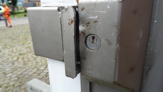 Polizeiinspektion Hameln-Pyrmont/Holzminden: POL-HOL: Versuchter Aufbruch eines Zigarettenautomaten am hellichten Tag