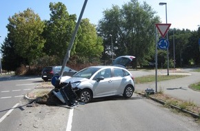 Polizeiinspektion Oldenburg-Stadt / Ammerland: POL-OL: ++ Verkehrsunfall im Kreisverkehr mit hohem Sachschaden ++