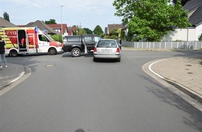 Kreispolizeibehörde Herford: POL-HF: Verkehrsunfall -
Nissan-Fahrer missachtet Vorfahrt