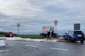 Kreispolizeibeh&ouml;rde Oberbergischer Kreis: POL-GM: Unfall im Kreuzungsbereich mit drei Leichtverletzten
