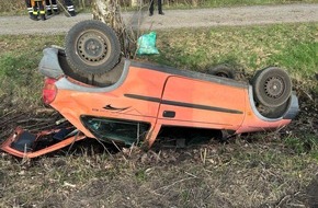 Kreisfeuerwehr Rotenburg (Wümme): FW-ROW: Drei Menschen bei Verkehrsunfall in Hütten verletzt