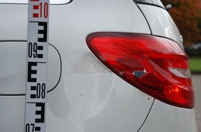 Polizeiinspektion Stade: POL-STD: Unbekannter Autofahrer beschädigt geparktes Fahrzeug und entfernt sich von der Unfallstelle - Polizei sucht Verursacher und Zeugen
