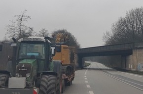 Bundespolizeiinspektion Flensburg: BPOL-FL: Langenhorn - Traktor mit Bagger touchiert Eisenbahnbrücke - Zugausfälle
