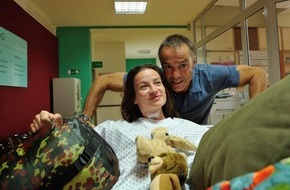 SAT.1: "Mit vollgeheultem Taschentuch laut lachen": Hannes Jaenicke und Nina Gummich sind im SAT.1-Movie "Allein unter Ärzten" am Dienstag, 2. Dezember 2014, 20:15 Uhr (FOTO)