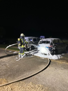 FW-EN: Zwei brennende PKWs auf einem Hattinger Campingplatz