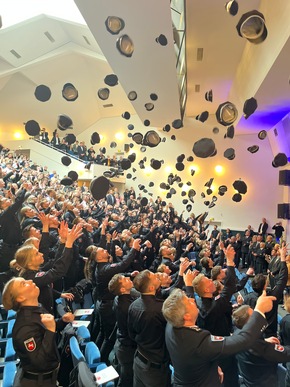 POL-AK NI: Vom Hörsaal in den Einsatz: 125 neue Polizeikommissarinnen und -kommissare starten ihren Dienst für Niedersachsen