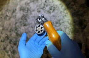 Hauptzollamt M&uuml;nster: HZA-MS: Mit Schreckschusspistole, Schlagstock und Cuttermesser unterwegs / Zoll stoppt Fahrzeug auf der BAB 30 bei Tecklenburg