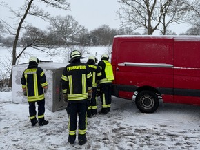 FW-AUR: Umgestürzter Anhänger versperrt Fahrbahn