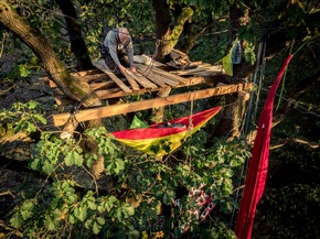 Presse-Info: Bildband FORST erscheint zum zehnten Jahrestag der Besetzung des Hambacher Waldes