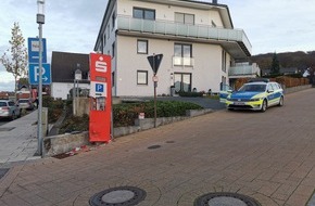 Polizeiinspektion Nienburg / Schaumburg: POL-NI: Führungsloser Pkw-Anhänger beschädigt Werbesäule