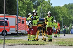 Feuerwehr Essen: FW-E: Propangasflasche explodiert bei Bauarbeiten - 30 Verletzte, große MANV - Übung im Steag-Heizkraftwerk in Essen