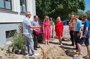 Deutsche Telekom AG: Im Plan: Oberbürgermeisterin Simone Borris besucht Glasfaser-Baustelle der Telekom