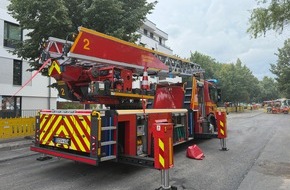 Feuerwehr Dresden: FW Dresden: Brand in Wohn- und Gesch&auml;ftshaus - Feuerwehr bek&auml;mpft Brand unter schwierigen Bedingungen