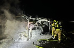 Freiwillige Feuerwehr Alpen: FW Alpen: Pkw und Carport brennen mitten in der Nacht