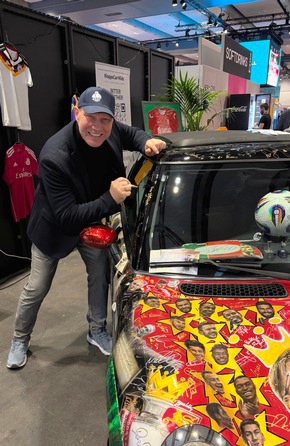 &raquo;KloppoCar&laquo; holt RID-Weltrekord: Charity-Initiatoren auf der &raquo;SPOBIS&laquo; in Hamburg ausgezeichnet f&uuml;r die &raquo;meisten Promi-Unterschriften auf einem Auto&laquo; (553 Unterschriften)