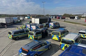 Polizeipräsidium Nordhessen - Kassel: POL-KS: Behördenübergreifende Kontrolle des Schwerverkehrs an der Autobahn 7 bei Kassel: Elf Fahrzeuge mussten stehenbleiben