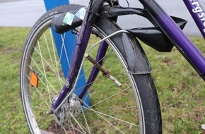 Polizei Paderborn: POL-PB: Bolzen blockiert Fahrradspeichen - Radfahrerin schwerverletzt