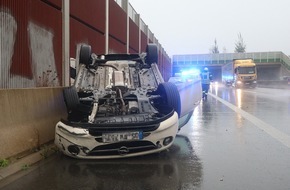 Polizei Bielefeld: POL-BI: Aquaplaning-Unfall endet auf dem Dach
