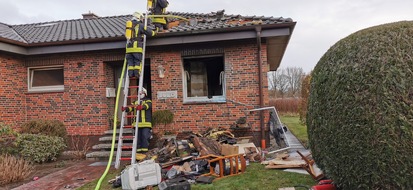 Kreisfeuerwehrverband Rendsburg-Eckernförde: FW-RD: Küche ausgebrannt - 40 Einsatzkräfte hatten das Feuer schnell unter Kontrolle In der Straße Am Sandberg, in Lohe-Föhrden, kam es am Sonnabend (06.03.2021) gegen 15:34 Uhr zu einem Feuer.