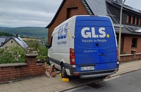 Feuerwehr Wetter (Ruhr): FW-EN: Wetter - Alleinunfall es Paketfahrzeuges am Vormittag