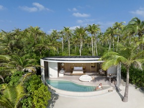 Die neue Superyacht „Luminara“ der The Ritz-Carlton Yacht Collection ankert vor dem The Ritz-Carlton Maldives, Fari Islands