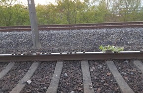 Bundespolizeiinspektion Bad Bentheim: BPOL-BadBentheim: Auf die Gleise gelegte Steine behindern Bahnverkehr / Bundespolizei warnt "Bahnanlagen sind keine Spielplätze"