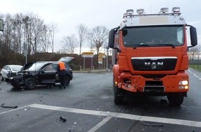 Polizei Minden-Lübbecke: POL-MI: Lkw-Fahrer fährt bei Rot in Kreuzung