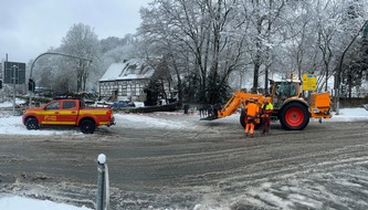 FW-EN: Feuerwehr wegen Schneewetterlage dauerhaft im Einsatz! - 27 Einsätze für Feuerwehr und THW-Wache bis zum Abend besetzt