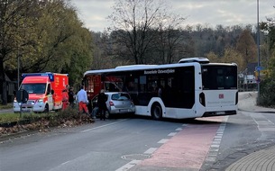 Polizei Bielefeld: POL-BI: Unfall zwischen Pkw und abbiegendem Bus