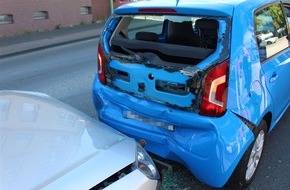 Polizei Hagen: POL-HA: 57-jährige Autofahrerin bei Verkehrsunfall mit vier beteiligten Fahrzeugen leicht verletzt