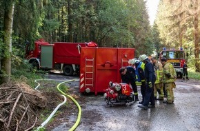 Verband der Feuerwehren im Kreis Paderborn: FW-PB: 272 Feuerwehrleute üben Waldbrandszenario im Haarener Wald