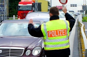 Bundespolizeidirektion München: Bundespolizeidirektion München: Autohändler wegen Schleusungsverdachts festgenommen / Bei Autoüberführung nach Deutschland Migranten mitgenommen