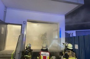 Feuerwehr Essen: FW-E: Container brennt vor Warenannahme eines Supermarktes - Feuerwehr verhindert Brandausbreitung auf das Gebäude
