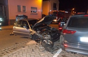 Polizeidirektion Neustadt/Weinstraße: POL-PDNW: Überhöhte Geschwindigkeit - Fahrer kommt von Straße ab und fährt in geparkte Pkw
