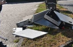 Polizeiinspektion Emsland/Grafschaft Bentheim: POL-EL: L&uuml;nne - Unfallflucht auf Parkplatz des Raiffeisenmarktes - Polizei sucht Zeugen