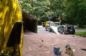 Polizeiinspektion Hameln-Pyrmont/Holzminden: POL-HOL: Eschershausen - B 64 - Schelenhufe: Erneut Sattelzug umgekippt - 55jähriger Fahrer schwer verletzt / B 64 sechs Stunden gesperrt / 150.000,-- EUR Sachschaden -