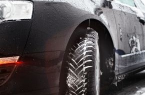 HUK-COBURG: Rutschfeste Winterschuhe für das Auto / Fehlende Winterreifen können in der Kfz-Versicherung eine Rolle spielen