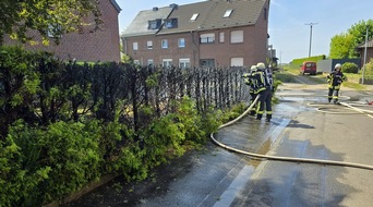 FFW Gemeinde Schwalmtal: FFW Schwalmtal: Heckenbrand greift auf Holzzaun über - Feuerwehr verhindert Ausbreitung